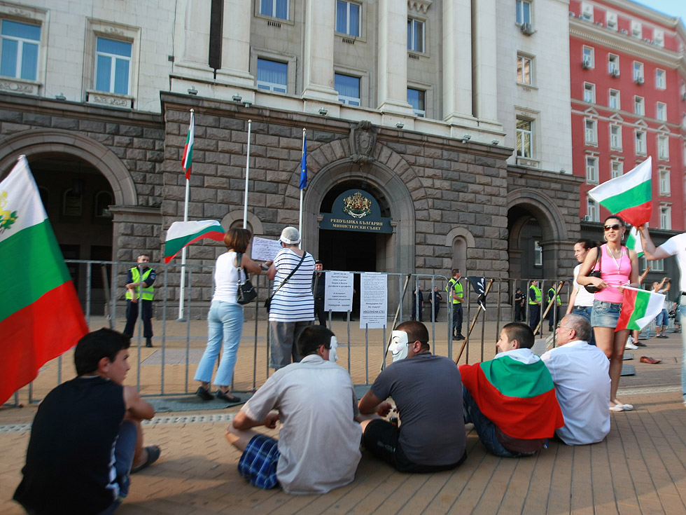 За девети ден десетки хиляди хора поискаха оставка на правителството. Според много от присъстващите на протеста той е бил най-многолюдният досега. От МВР няма информация колко хора са се включили в шествията.