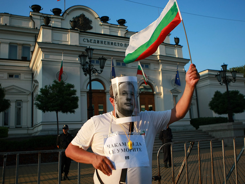 За девети ден десетки хиляди хора поискаха оставка на правителството. Според много от присъстващите на протеста той е бил най-многолюдният досега. От МВР няма информация колко хора са се включили в шествията.