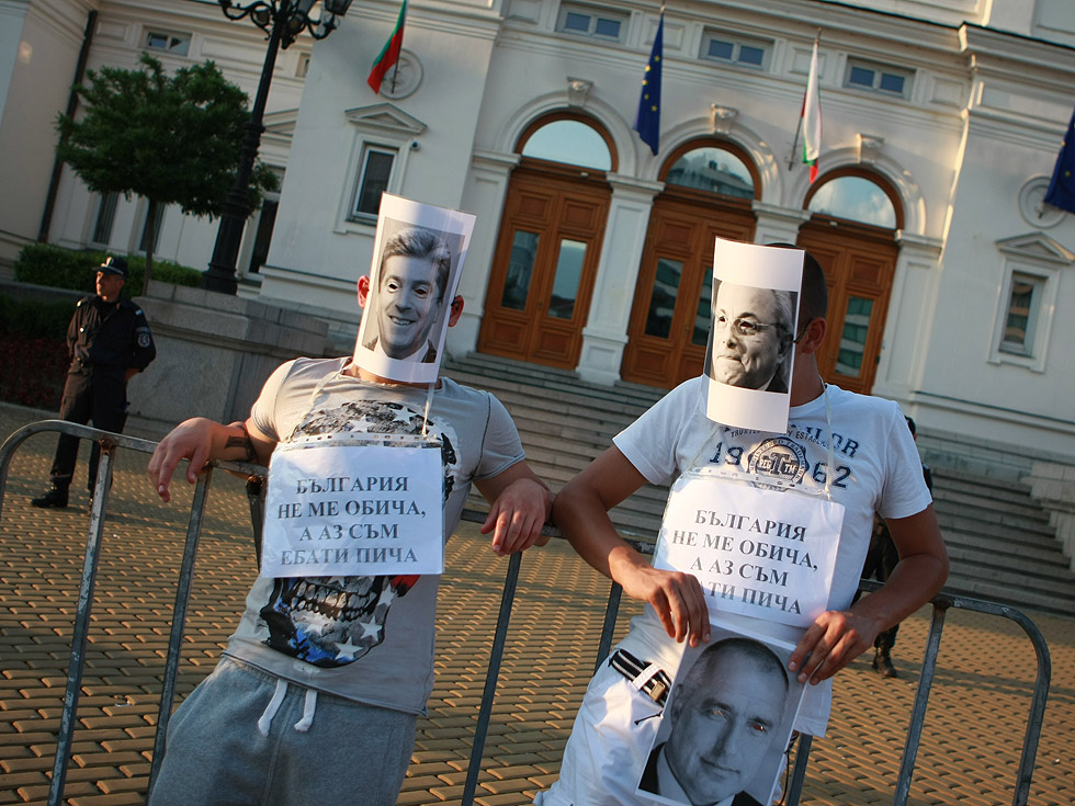 За девети ден десетки хиляди хора поискаха оставка на правителството. Според много от присъстващите на протеста той е бил най-многолюдният досега. От МВР няма информация колко хора са се включили в шествията.