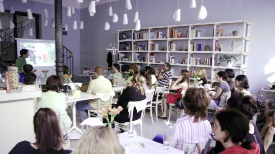 Кафене-библиотека "BH - библиотеката" в Русе