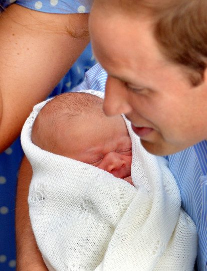 <p>Първите снимки на детето на принц Уилям и Кейт - Джордж Алекзандър Луис. Бъдещият крал на Англия се роди в понеделник - 22 юли в болница Сейнт Мери (където е роден и баща му - принц Уилям)</p>