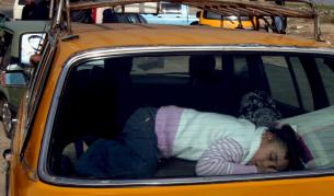 Само че не както е заспало това дете, а седнали с колан в средата.