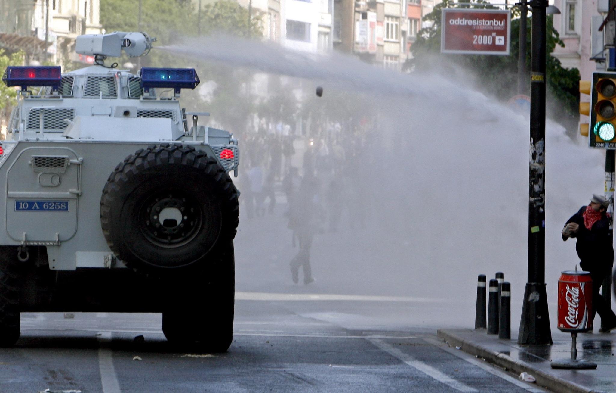 Вода срещу демонстрантите