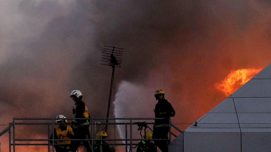 Огромен пожар в центъра на Лондон