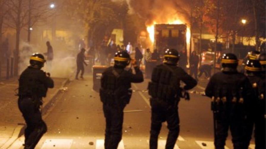26 ноември 2007 г. Полицейски части за борба с безредиците стрелят газови и халосни патрони в едно от предградията на Париж. Няколко вечери подред банди палиха кофи за боклук и автомобили по улиците в знак на протест срещу смъртта на двама младежи, които загинаха при катастрофа с полицейска кола.
