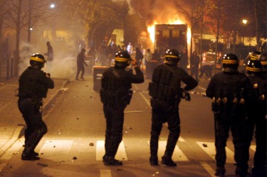 Нови сблъсъци на студенти и полиция в Париж