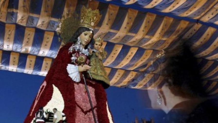 Статуята на Дева Мария, чиято мантия се прави от цветя, на Лас фаяс през 2008 г.