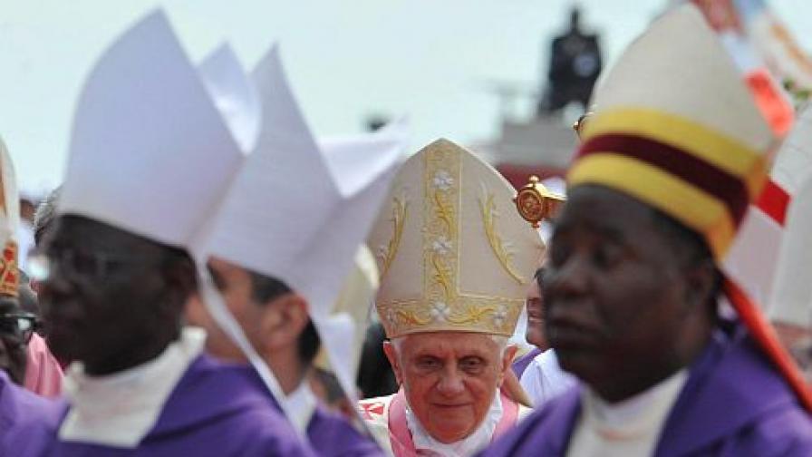 Продължава обиколката на папа Бенедикт XVI в Африка. днес той бе в Ангола