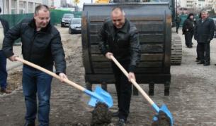 Пореден епизод от сагата: Станишев и Борисов се появиха, за да направиха символичната първа копка на участъка на метрото "Младост" І - "Младост" ІІІ - бул. "Цариградско шосе", но дори не си продумаха
