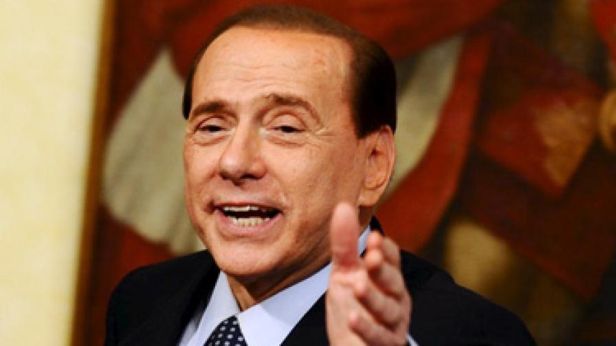 Берлускони пак коментира тена на Обама 