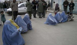 Карзай подписа закон, който на практика узаконява изнасилванията