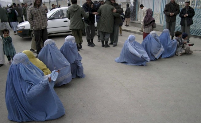 Карзай подписа закон, който на практика узаконява изнасилванията