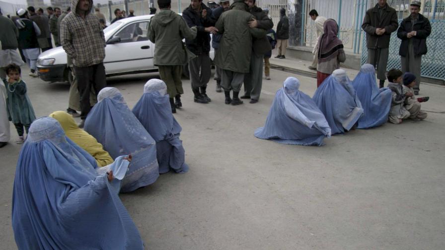 Карзай подписа закон, който на практика узаконява изнасилванията