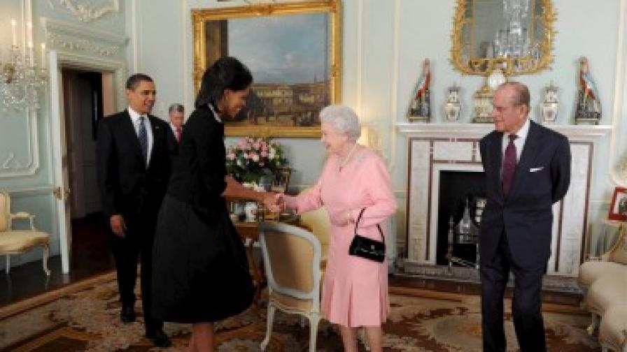 Семейство Обама разговаряха с кралицата неофициално около 20 минути в личните й покои