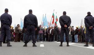 Протестиращи блокираха пътя София-Варна при Шумен