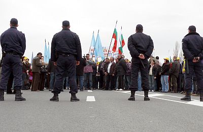 Протестиращи блокираха пътя София-Варна при Шумен