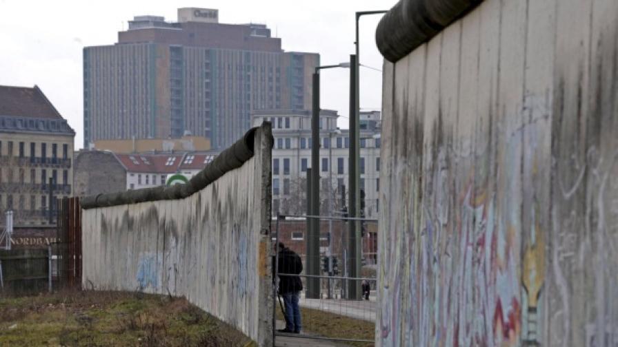19-метров сегмент от някогашната Берлинска стена е запазена на „Бернауер щрасе” като спомен за Студената война и Желязната завеса между Изтока и Запада