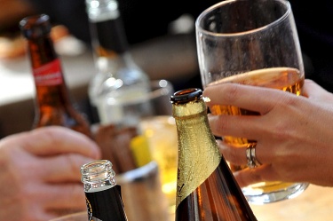 Пияна майка кърмела сина си зад волана