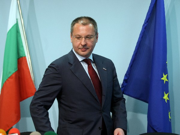 Станишев с резерви към референдумите