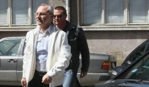 Ахмед Доган при излизането от заседание на ЦОП на ДПС, 7 април 2009 г.