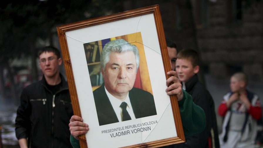 Протестиращ носи портрета на президента Владимир Воронин, за да го изгори
