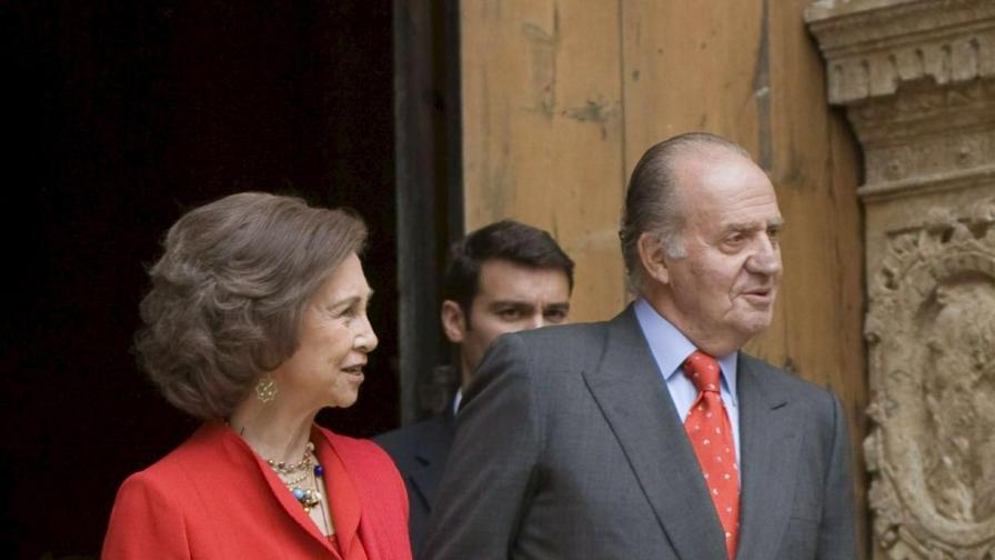 Испанският крал Хуан Карос със съпругата си, кралица София