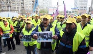 В това време пред централата на "Пътна инфраструктура" протестираха работници от "Автомагистрали Черно море"