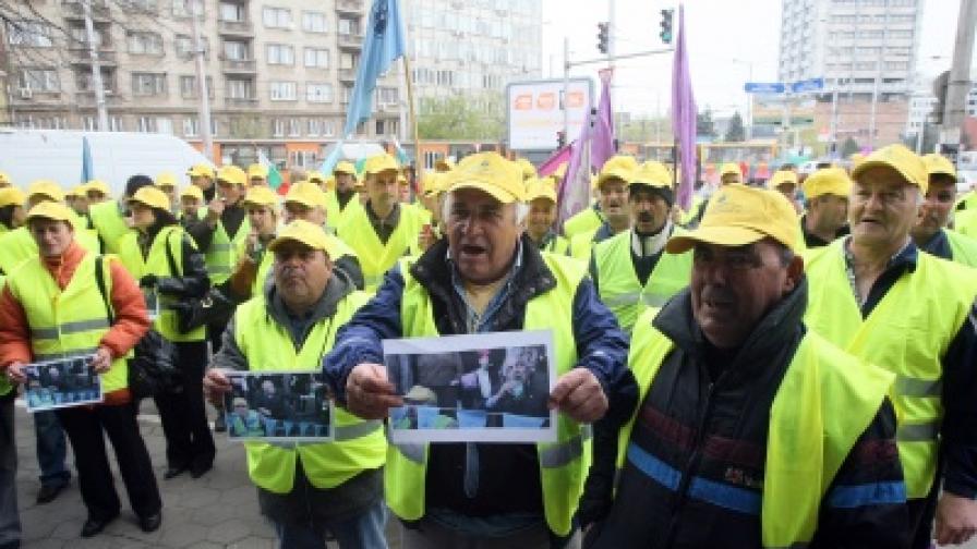 В това време пред централата на "Пътна инфраструктура" протестираха работници от "Автомагистрали Черно море"