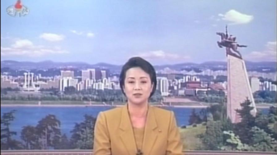 Говорителка по националната телевизия на КНДР чете официално съобщение, отхвърлящо критиките на Съвета за сигурност на ООН.