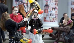 Момичета се бият на 1 април в Одеса - но на шега, с надуваеми чукове.