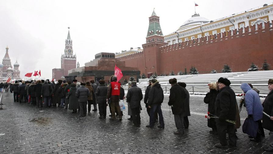 Руски комунисти чакат да положат цветя в Мавзолея на Ленин по случай годишнината от рождението му.