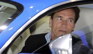 И губернаторът на Калифорния кара кола.