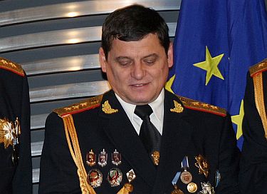 Миков пенсионира шефа на охранителната полиция