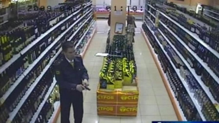 Охранителните камери на магазина са заснели как майорът зарежда отново оръжието си