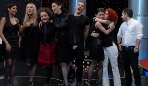 Виктория се прегръща с Преслава на финала на един от малките концерти