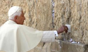На Стената на плача папа Бенедикт Шестнайсети пъхна листче, в което призовава Бог да изпрати мир на светите земи и в целия Близък изток