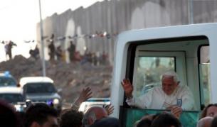 Бенедикт XVI пътува към Витлеем, отзад се вижда стената