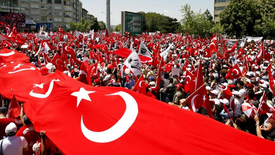 Хиляди на протест в Анкара
