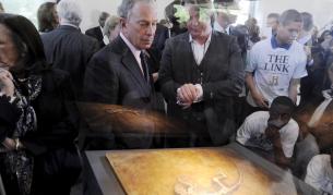 Професор Хурум (вдясно) показва Ида на нюйоркския кмет Майкъл Блумбърг