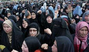 Афганистански жени шиитки на протест срещу противоречивия закон, одобрен от президента Карзай, който на практика узаконява "изнасилването" им.