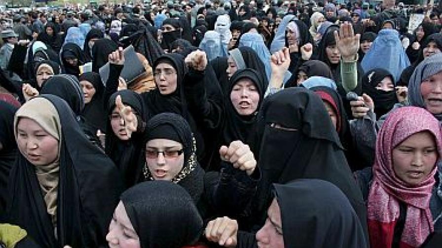 Афганистански жени шиитки на протест срещу противоречивия закон, одобрен от президента Карзай, който на практика узаконява "изнасилването" им.
