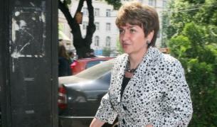 Меглена Плугчиева пред централата на БСП на "Позитано" 20