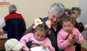 Жителка на Чинвали е довела внучките си да гласуват