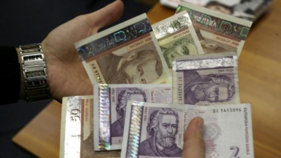 "Сега": Правителството харчи бясно въпреки намалелите приходи