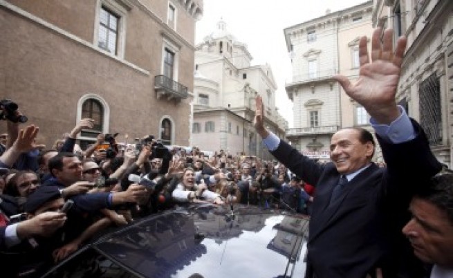 Берлускони - раздразнен, но не и притеснен от голите снимки