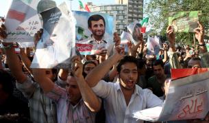 Привърженици и противници на Ахмадинеджад се сбиха в Техеран