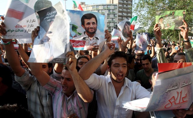 Привърженици и противници на Ахмадинеджад се сбиха в Техеран