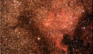 Тази мъглявина излъчва червена светлина, заради йонизирания водород, който я съставя. Тя се намира в съзвездието Лебед и е с видим размер приблизително колкото на Луната