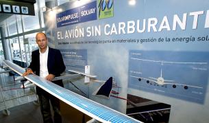 Швейцарският учен Бернар Пикар с изобретението си.