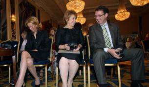 Министър Масларова заедно с евродепутатът Румяна Желева на откриването на регионалната конференция "Корпоративна социалната политика по време на кризи"